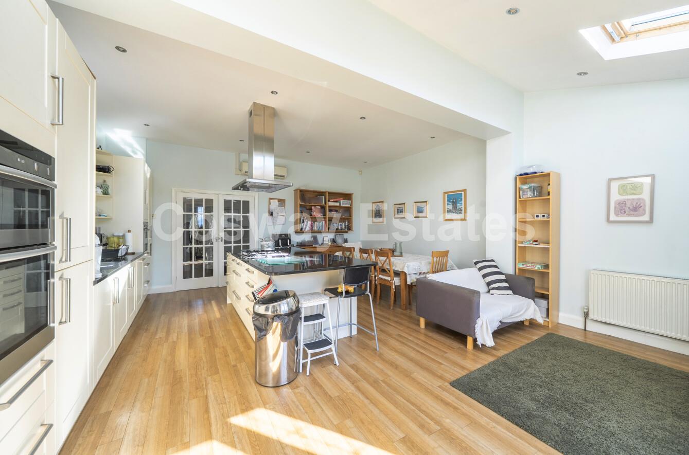 5 bed property in Sunnydale Gardens, Mill Hill, NW7, London